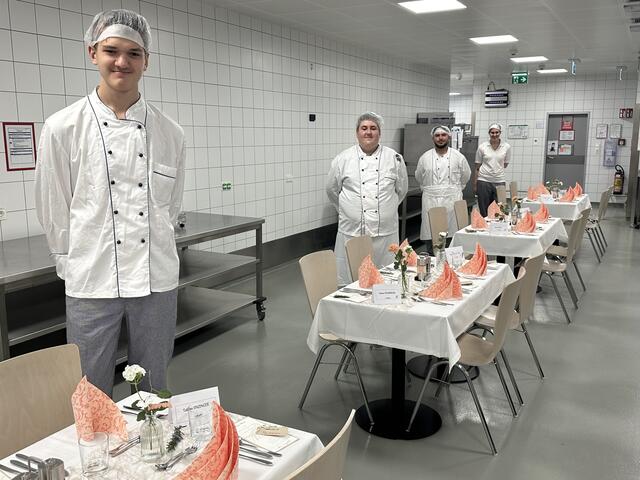 Die Auszubildenden der Klinikküche warten gespannt auf ihre Gäste. | Foto: Landesklinikum Wiener Neustadt