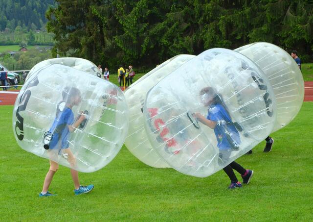 Weil Wasser fehlt: Trockenübungen des Schwimmvereins mit Loopy-Bällen
