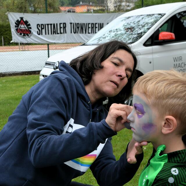 Andrea Angerer beim Kinderschminken