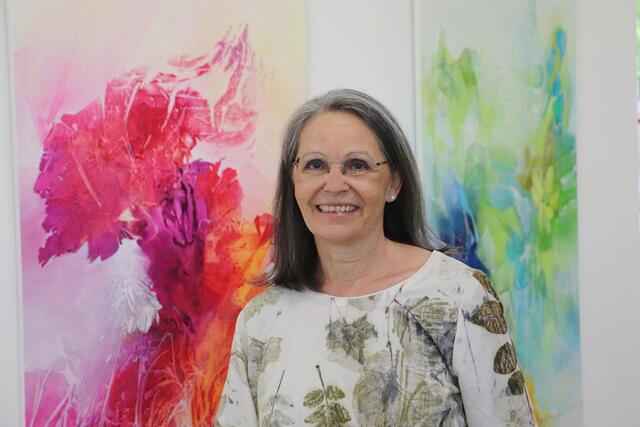 Sigrid Langmaier beeindruckt durch harmonische Farbgestaltung. Schicht für Schicht entstehen Strukturen, die Bildern Intensität, Tiefe und Bewegung geben und beim Betrachter Emotionen wecken.  | Foto: Edith Ertl