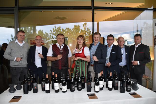 Die Winzer stießen gemeinsam auf tolle Wein an. | Foto: Michael Strini