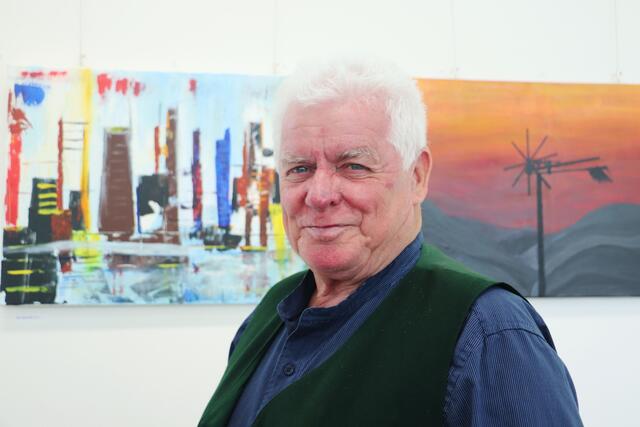 Herbert Paukert ist in verschiedenen Maltechniken zu Hause. Abstrakt und farbenfroh zeigt der Künstler auch in realistischen Zügen und minimalisierter Farbgebung seine Kunst. | Foto: Edith Ertl