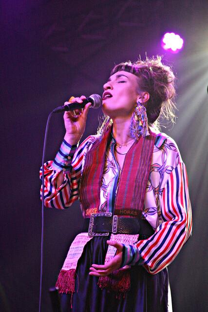 Anna Buchegger begeisterte bei den traditionell indonesischen Kompositionen Delagos mit viel Gefühl.