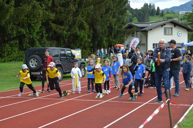 Bernd Sengseis (re.) gibt das Startkommando