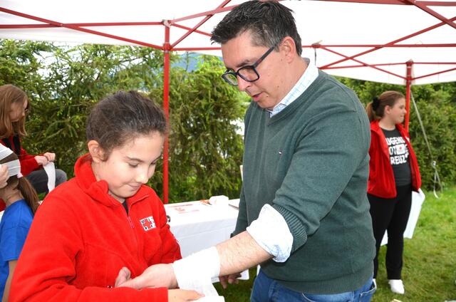 Sophie Oberlerchner vom Roten Kreuz verbindet Christoph Studacher