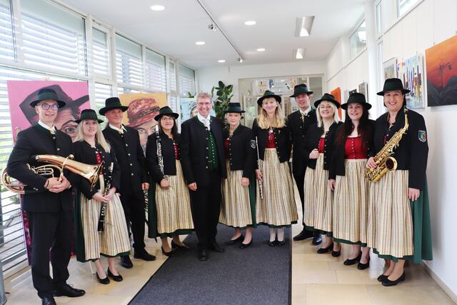 Die Marktmusik Feldkirchen präsentierte sich in ihrer neuen Tracht.  | Foto: Edith Ertl