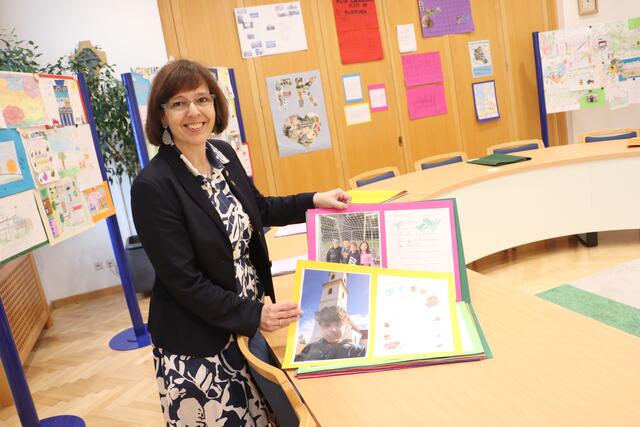 Vzbgm. Christa Modl ist begeistert vom künstlerischen Ideenreichtum der Volks- und Mittelschule Feldkirchen. Die Jugend zeichnete, malte, bastelte, filmte oder besang ihren Lieblingsplatz in Feldkirchen | Foto: Edith Ertl