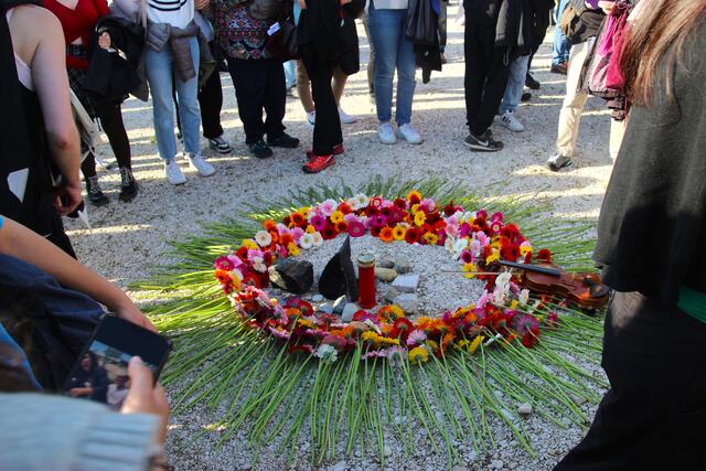 Leben, Farbe, ein Kreis neuer bunter Gemeinsamkeit - es sind ermutigende Symbole und Eindrücke, die die Gedenkfeier in Gusen prägten. | Foto: Eckhart Herbe