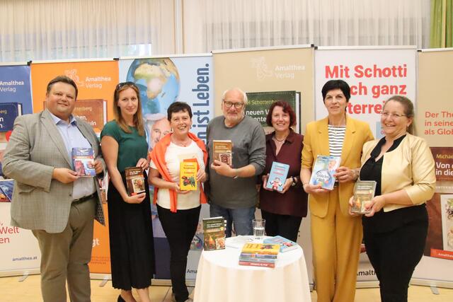 Zum zehnjährigen Bestehen der Gemeindebücherei lud das Büchereiteam den Schauspieler Michael Schottenberg (Mitte) zu einer Lesung ein. | Foto: Martin Wurglits