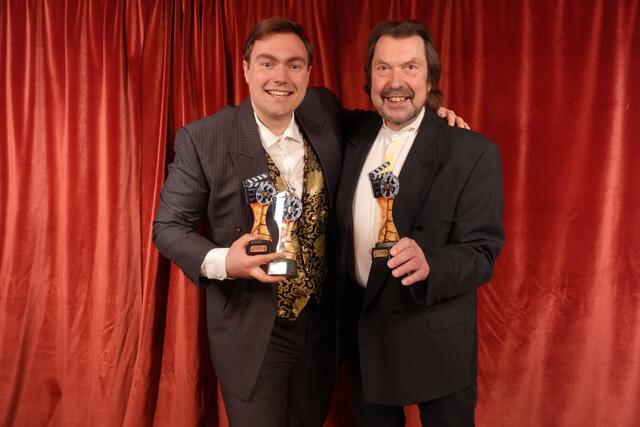 Benjamin und Roland Baumgartner bei der Übergabe des Filmpreises. | Foto: Dominik Statzer