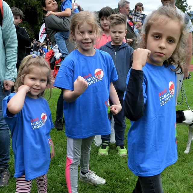 Julia, Lisa und Maximilian proben die Selbstverteidigung