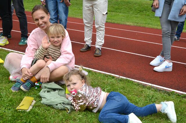 Schauen interessiert zu: Inna, Alexander und Alisa Sichrowsky