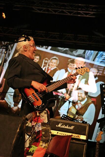 Einst war er Trompeter der Viller Spatzen, beim Jubiläum stand Delago als Bassist der Gruppe im Einsatz.