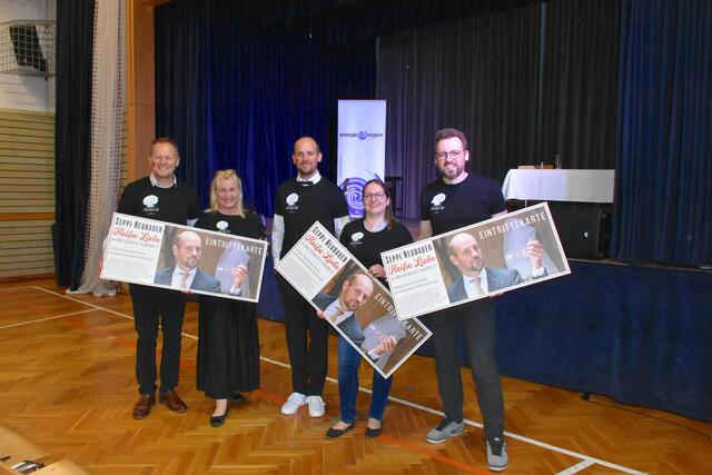 Beim letzten Klima-Kabarett gab es überdimensionale Eintrittskarten als Andenken. V.l.: Peter Schlagbauer, Iris Absenger-Helmli, Seppi Neubauer, Nicole und Christian Hütter | Foto: Regionalmedien Steiermark