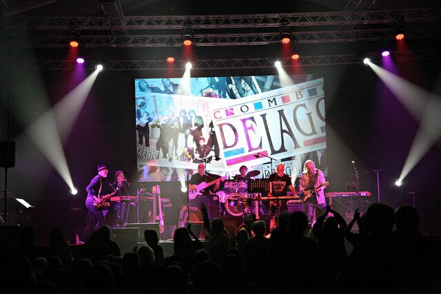 Sehnsüchtig vom Publikum erwartet betrat kurz vor Mitternacht die legendäre Combo Delago die Bühne.