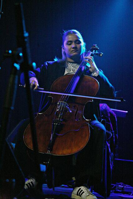 Hermann Delagos Tochter, Marita studiert seit zwei Jahren Cello. Sie begleitete ihren Vater bei "seinem" großen Song "Music" von John Miles.