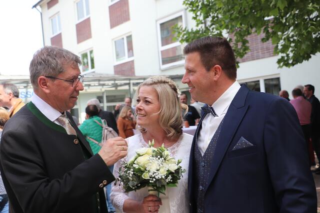 Wenn die Gemeinde in 50 Jahren das Jubiläum 100 Jahre Markterhebung feiert, dann feiern Carina und Franz Kiegerl Goldene Hochzeit. Bgm. Erich Gosch gratulierte dem frisch vermählten Brautpaar und wünschte alles Gute für die gemeinsame Zukunft.  | Foto: Edith Ertl