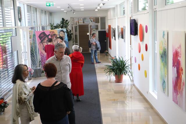 Eine sehenswerte Ausstellung präsentiert das Foyer im Gemeindeamt. Fünf Feldkirchner Künstler stellen bis Ende Mai hier aus.  | Foto: Edith Ertl