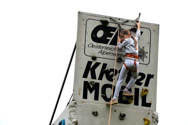 Knapp zehn Meter misst der Kletterturm der Alpenvereinsjugend