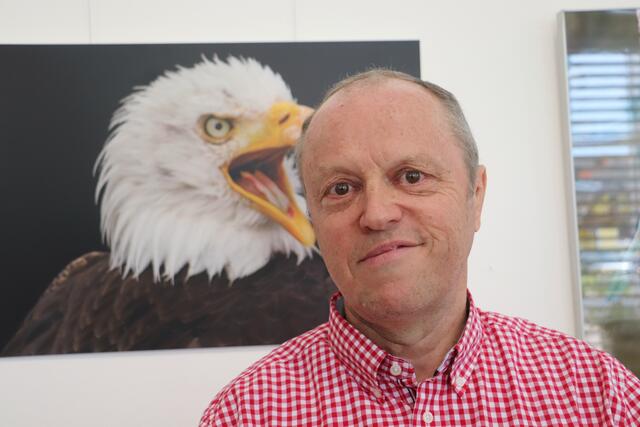 Franz Graßl ist ein mehrfach ausgezeichneter Hobbyfotograf, der unter dem Titel "Augenblicke in Feldkirchen“ aktuell in einer Einzelausstellung im Pfarrsaal einen Querschnitt seines fotografischen Schaffens zeigt.  | Foto: Edith Ertl