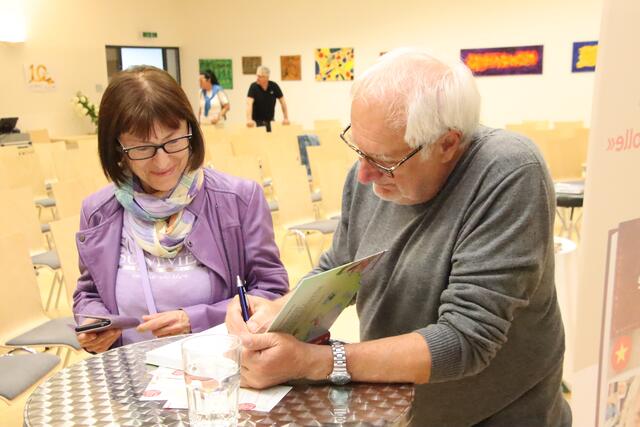 Nach seiner Lesung signierte Michael Schottenberg Bücher. | Foto: Martin Wurglits