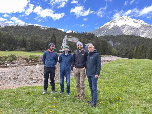 Machen sich ein Bild von den aktuellen Grabungsarbeiten  zwischen Hoch-Imst und dem Hochbehälter Rastbühel: Lorenz Schlierenzauer, Thomas Auer, Bernhard Senn und Stadtwerke-Direktor Thomas Huber. (v.l.) | Foto: Stadtwerke Imst