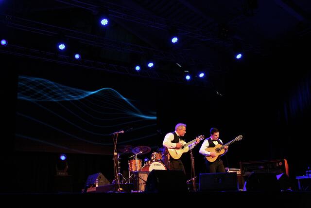 Das Duo bespielte vor Robben Ford die stimmungsvolle Bühne beim 3. TschirgArt Abend.