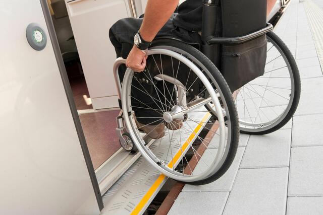 Barrierefreiheit muss umfassend gedacht werden, da nicht nur Menschen mit Mobilitätseinschränkungen, sondern auch Personen mit Seh- und Hörbehinderungen, Lerneinschränkungen und psychischen Beeinträchtigungen, sowie viele situative Gruppen wie ältere Menschen oder Eltern mit Kindern von Barrieren betroffen sind.  | Foto: Canva