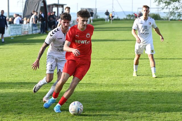 Kampf blieb unbelohnt: Ohlsdorf (rote Dress) unterlag Neuhofen/I. zu Hause klar, bleibt aber nach wie vor Dritter. | Foto: Wolfgang Spitzbart