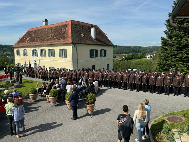 Aufstellung der Feuerwehren am Kirchplatz in St. Marein  | Foto: privat