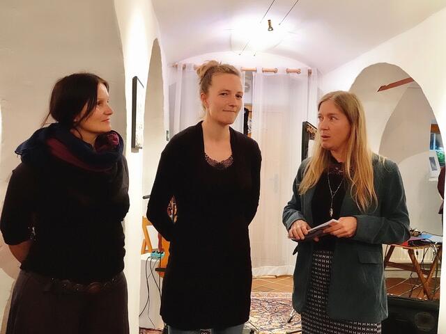 Maren Hirt (rechts), Judith Barfuss (Mitte) und Edith Wildenberg zeigen im Atelier Hirt-Haus Scheifling ihre Arbeiten zum Thema VERstoffLicht.