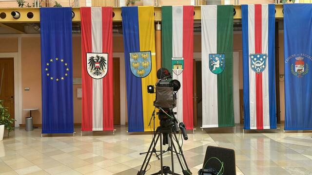 Gespanntes Warten in Vösendorf. Aktuell, 17 Uhr, werden noch immer Stimmen ausgezählt. | Foto: Roland Weber / meinbezirk.at