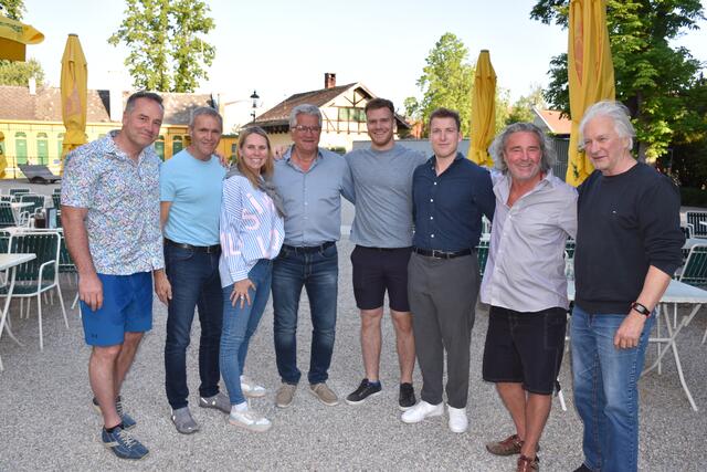 Abschiedsfeier beim Griechen im Bad Fischauer Thermalbad: Andi Groiss, Reinfried „Zachi“ Waldner, Alexandra Hammerl, Richard Hailzl, Tobias Müller, Martín Pratscher, Christian Preissegger und Hans Müller. | Foto: Zezula
