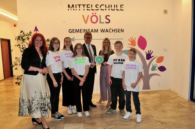 Schulleiterin Lovrana Zoller durfte die KI-Pilotprojekt-Plakette entgegennehmen. | Foto: Hassl