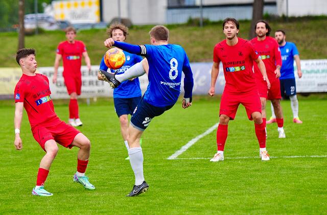 Markus Plunser (Nr. 8) war in der 82. Minute zur Stelle und erzielte den Siegestreffer für Kematen. | Foto: Hassl
