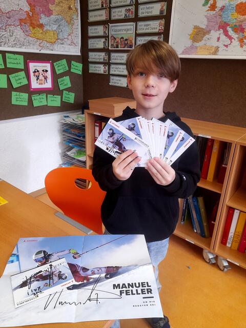 Post von Ski-Star Manuel Feller ist immer umfangreich – Ilai Schwab war von Antwort, Poster und Autogrammkarten begeistert. | Foto: MS Völs