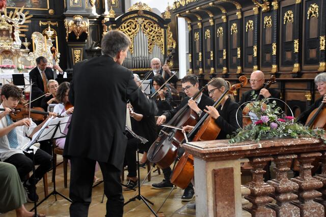 Stiftskirche Waldhausen: Alles Gute Anton Bruckner! Sängerinnen und Sänger, Musikerinnen und Musiker, Organistinnen, Grein Brass, Greinissimo, Kirchenchor Waldhausen, Coro Danubio bejubelt!  | Foto: Robert Zinterhof