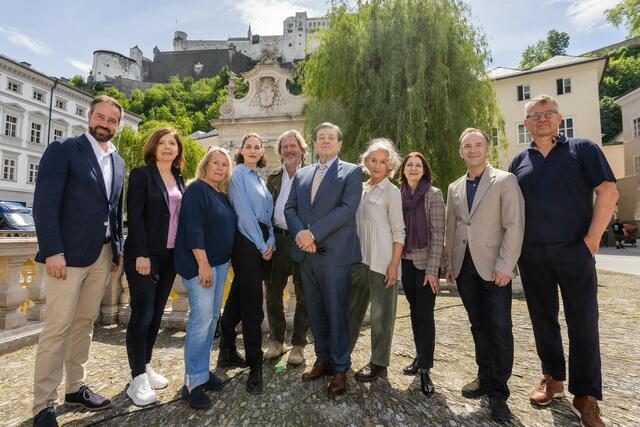 Landeshauptmann-Stellvertreter Stefan Schnöll und Bürgermeister Berhard Auinger blickten am Kapitelplatz hinter die Kulissen von „Die Toten von Salzburg“. Im Bild: Stefan Schnöll, Waltraud Langer, Sabine Weber, Michael Fitz, Fanny Krausz, Erwin Steinhauer, Martina Spitzer, Edith Urban und Bernhard Auinger. | Foto: SATEL Franz Neumayr