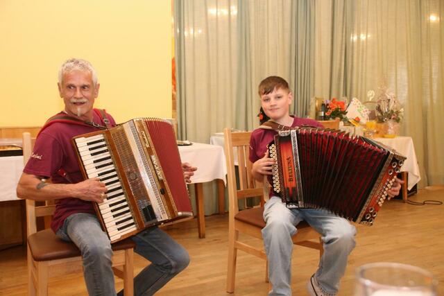 "Schabasti" Sebastian Schabauer und Reinhold Haderer sorgten für volkstümliche Unterhaltung bei Walter Liebenauers Geburtstagsfeier