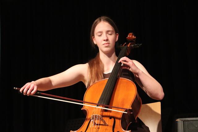 Was für ein grandioser Hörgenuss: Miriel Lukas  bei ihrem Solo-Auftritt. "Das Musizieren an sich ist wunderbar, beim Cello ist es der besondere Klang", sagt die 17-jährige, die seit zehn Jahren dieses Instrument in ihren musikalischen Mittelpunkt stellt.  | Foto: Edith Ertl