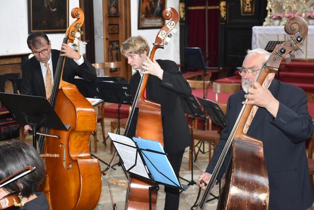 Stiftskirche Waldhausen: Alles Gute Anton Bruckner! Sängerinnen und Sänger, Musikerinnen und Musiker, Organistinnen, Grein Brass, Greinissimo, Kirchenchor Waldhausen, Coro Danubio bejubelt!  | Foto: Robert Zinterhof