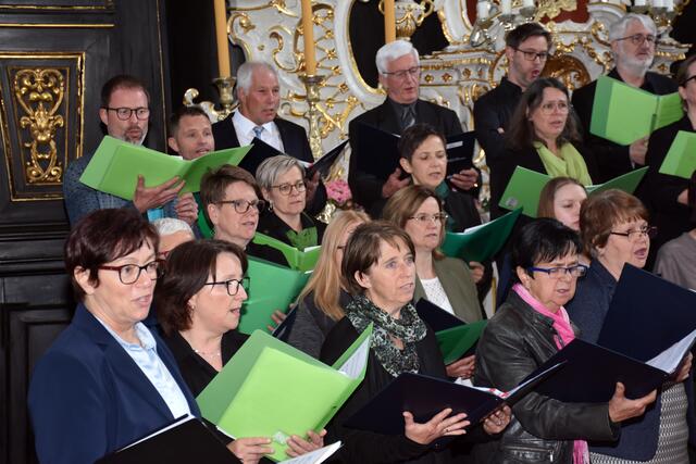 Stiftskirche Waldhausen: Alles Gute Anton Bruckner! Sängerinnen und Sänger, Musikerinnen und Musiker, Organistinnen, Grein Brass, Greinissimo, Kirchenchor Waldhausen, Coro Danubio bejubelt!  | Foto: Robert Zinterhof