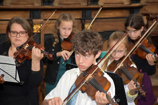 Stiftskirche Waldhausen: Alles Gute Anton Bruckner! Sängerinnen und Sänger, Musikerinnen und Musiker, Organistinnen, Grein Brass, Greinissimo, Kirchenchor Waldhausen, Coro Danubio bejubelt!  | Foto: Robert Zinterhof