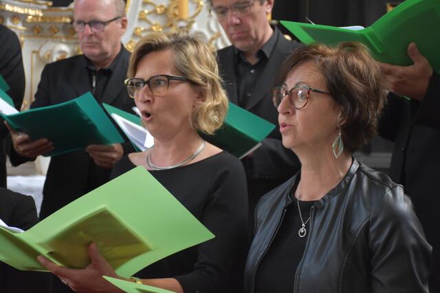 Stiftskirche Waldhausen: Alles Gute Anton Bruckner! Sängerinnen und Sänger, Musikerinnen und Musiker, Organistinnen, Grein Brass, Greinissimo, Kirchenchor Waldhausen, Coro Danubio bejubelt!  | Foto: Robert Zinterhof