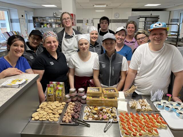 Tage der offenen Backstubentür zum Geburtstag: Konditormeister Stefan Feigl (re.) hat sein Team für "Stefans Torten" in Langenwang in diesen zwei Jahren verdoppelt.  | Foto: Koidl