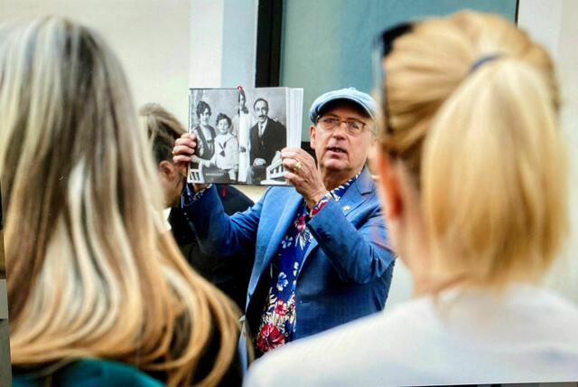 Robert Streibel mit seinem neuen Buch am neuen Themenweg "Krems macht Geschichte" | Foto: Barbara Elser