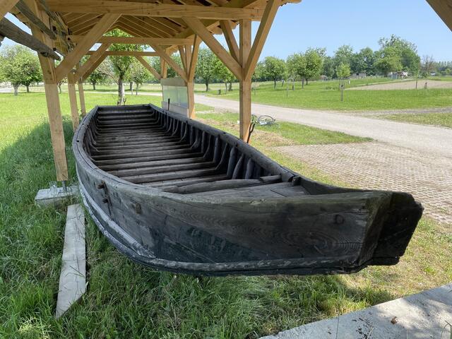Das Hochwasser-Monument steht direkt neben dem Festgelände. | Foto: BRS