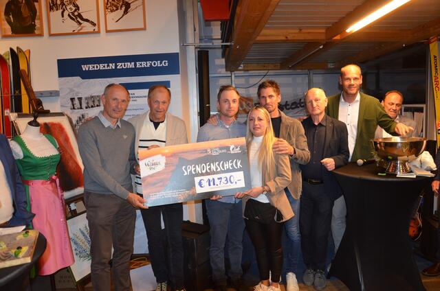 Leo Bauernberger,Wolfgang Becker, Lukas und Lisa- Maria Chromecek sowie Felix Gottwald mit Museums Kustos Hans Müller und Ehrenpräsident Michael Walchhofer (v.li.). 

Beim Salzburg-Abend in Wien wurden € 11730.- gespendet, dies erhöht natürlich die Gesamtsumme!
Nach wie vor ist die Spendenfreudigkeit überwältigend! | Foto: Maria Astner