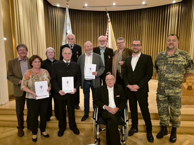 Hans Hinterhofer, Ingrid Schagerl, Obm-Stv Renate Dienstbier, Franz Grubmann, Mag. Karl Tatzer, Franz Berger, DI Karl Treiber, Annemarie Treiber, Gemeinderat Fabian Max Müller-Wallner, BA, Oberst Volker Chytil, im Vordergrund Obmann Karl Edelbacher | Foto: Karl Schagerl