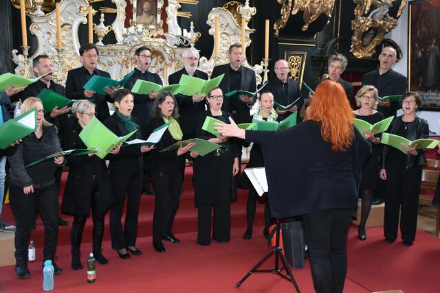 Stiftskirche Waldhausen: Alles Gute Anton Bruckner! Sängerinnen und Sänger, Musikerinnen und Musiker, Organistinnen, Grein Brass, Greinissimo, Kirchenchor Waldhausen, Coro Danubio bejubelt!  | Foto: Robert Zinterhof